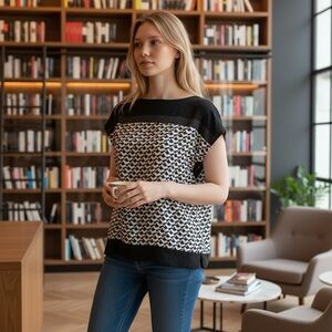 New York & Company Black and White Geometric Patterned Blouse size medium M